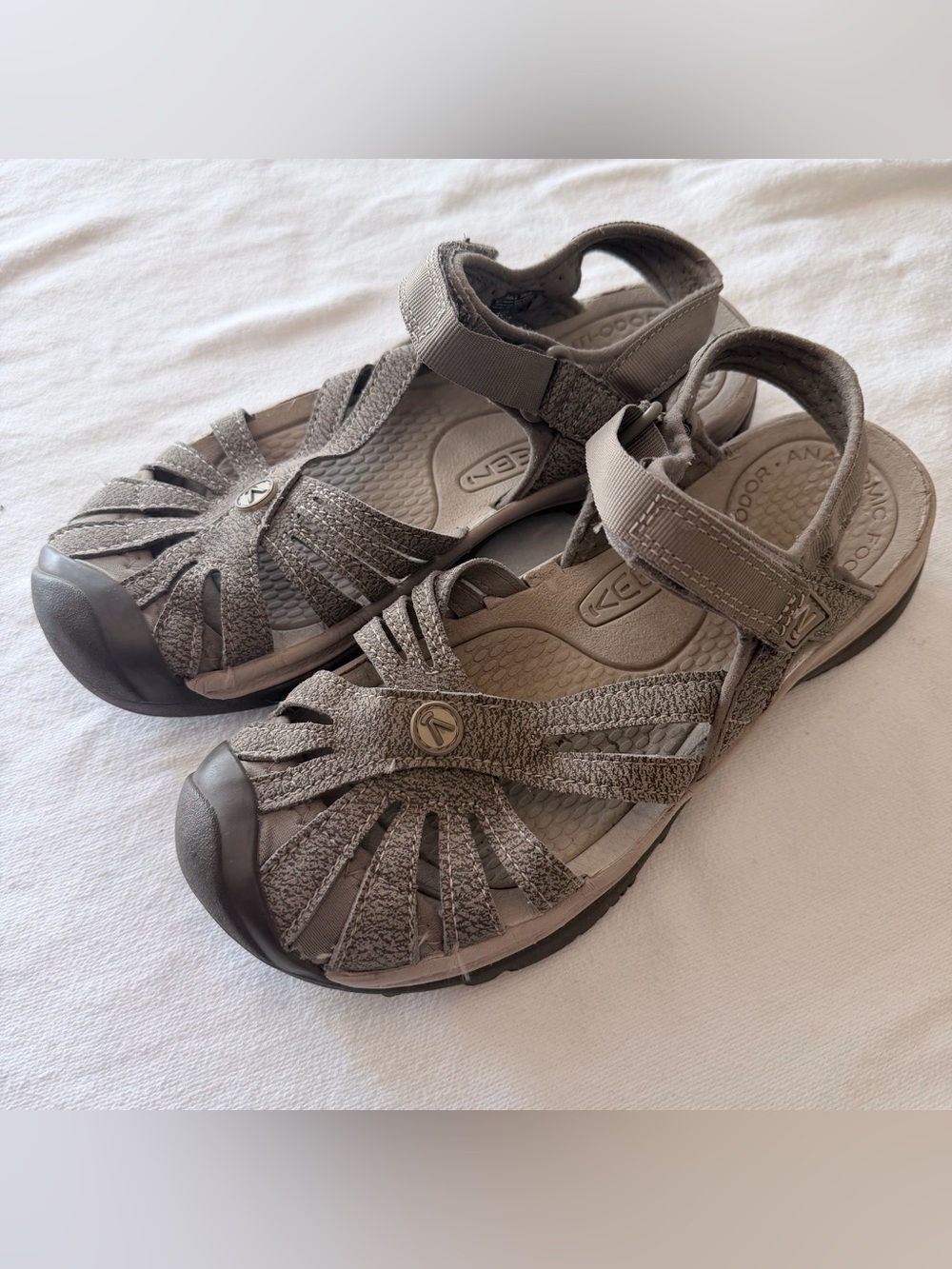 KEEN Women’s Strappy Sandals Hook & Loop Comfort Flat US 7 Beige